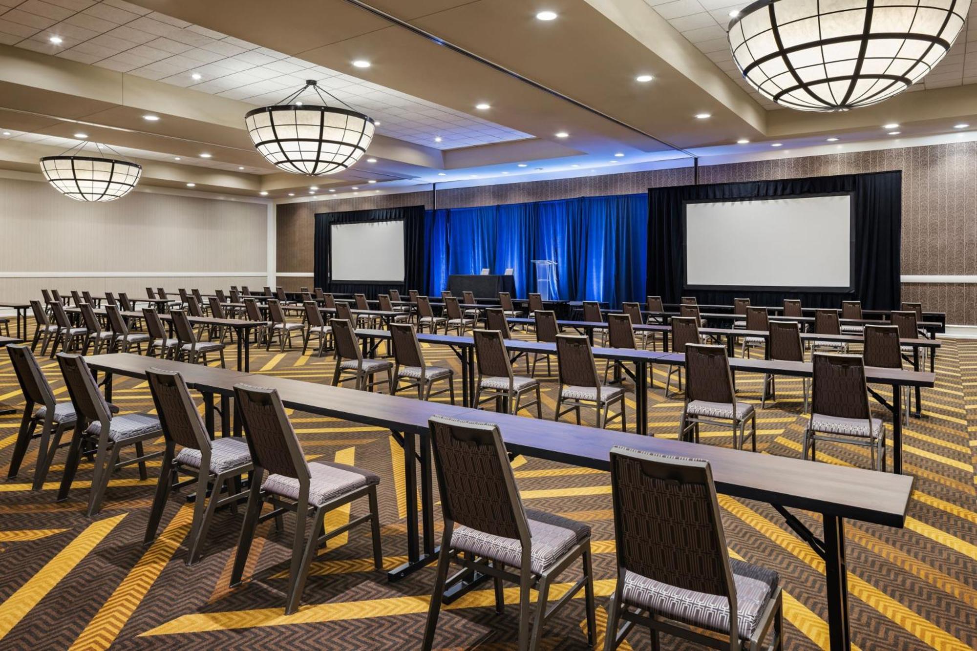 Sheraton Overland Park Hotel At The Convention Center Exterior photo